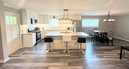 Spacious 4 BR 3 Full Bath House Near Airport & Shopping!