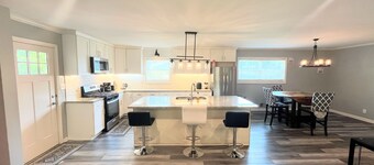 Spacious 4 BR 3 Full Bath House Near Airport & Shopping!