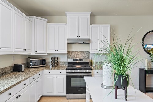 Family Disney Getaway - 4 bed 4 bath /w Pool - Sleeps up to 12!