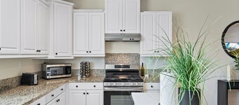 Family Disney Getaway - 4 bed 4 bath /w Pool - Sleeps up to 12!