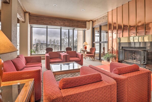 Smart TV, fireplace, DVD player, books - Tranquil 2-bedroom condo in Brian Head with pool and sauna (Brian Head)