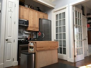 Fridge, microwave, oven, stovetop - East Village Art Penthouse w/ Private Roof & Sauna (New York)