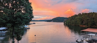 900ft of water frontage: Private Spacious Luxury Waterfront Point @ Smith Lake!