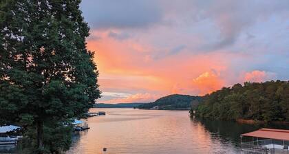 900ft of water frontage: Private Spacious Luxury Waterfront Point @ Smith Lake!