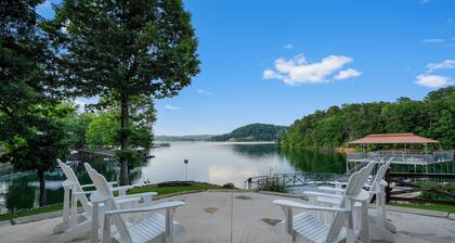 900ft of water frontage: Private Spacious Luxury Waterfront Point @ Smith Lake!