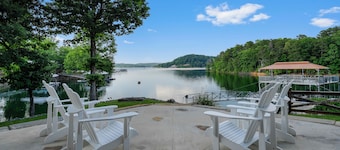 900ft of water frontage: Private Spacious Luxury Waterfront Point @ Smith Lake!