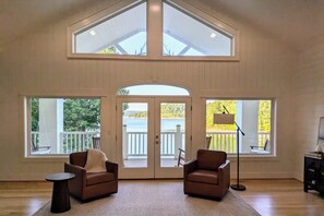 TV connectée, baby-foot, table de tennis de table, livres