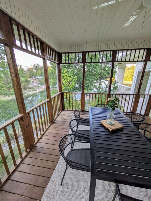 Dining - 900ft of water frontage: Private Spacious Luxury Waterfront Point @ Smith Lake! (Bremen)