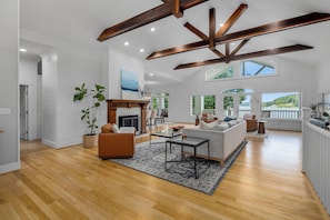 Smart TV, table football, ping pong, books - 900ft of water frontage: Private Spacious Luxury Waterfront Point @ Smith Lake! (Bremen)