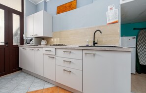 Refrigerador, parrilla de estufa y cafetera y tetera