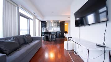 Apartamento executivo, vista para a cidade | Área de estar