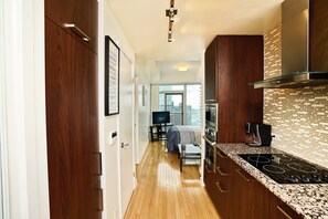 Apartament Grand, vistes a la ciutat | Zona de menjador de l'habitació