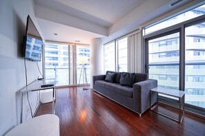 Executive Apartment, City View | Living area - The King's Nook Guest House (Toronto)