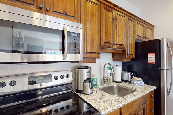 Kühlschrank, Mikrowelle, Ofen, Herdplatte