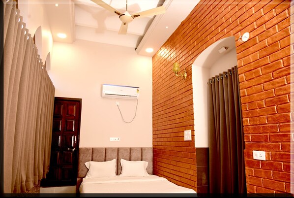 Deluxe Quadruple Room - Hotel Mani (Ujjain)