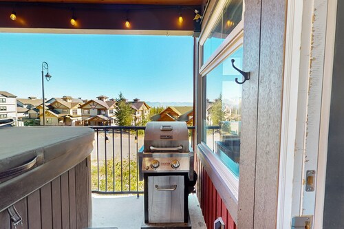 Cozy condo with ski-in/ski-out access and stunning mountain views