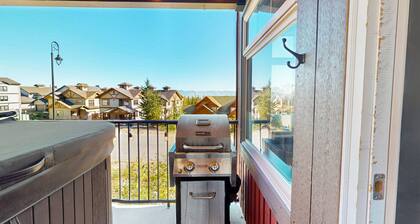 Cozy condo with ski-in/ski-out access and stunning mountain views