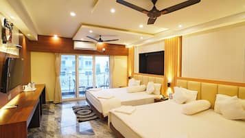 Luxury Studio Suite | Desk, laptop workspace, free WiFi