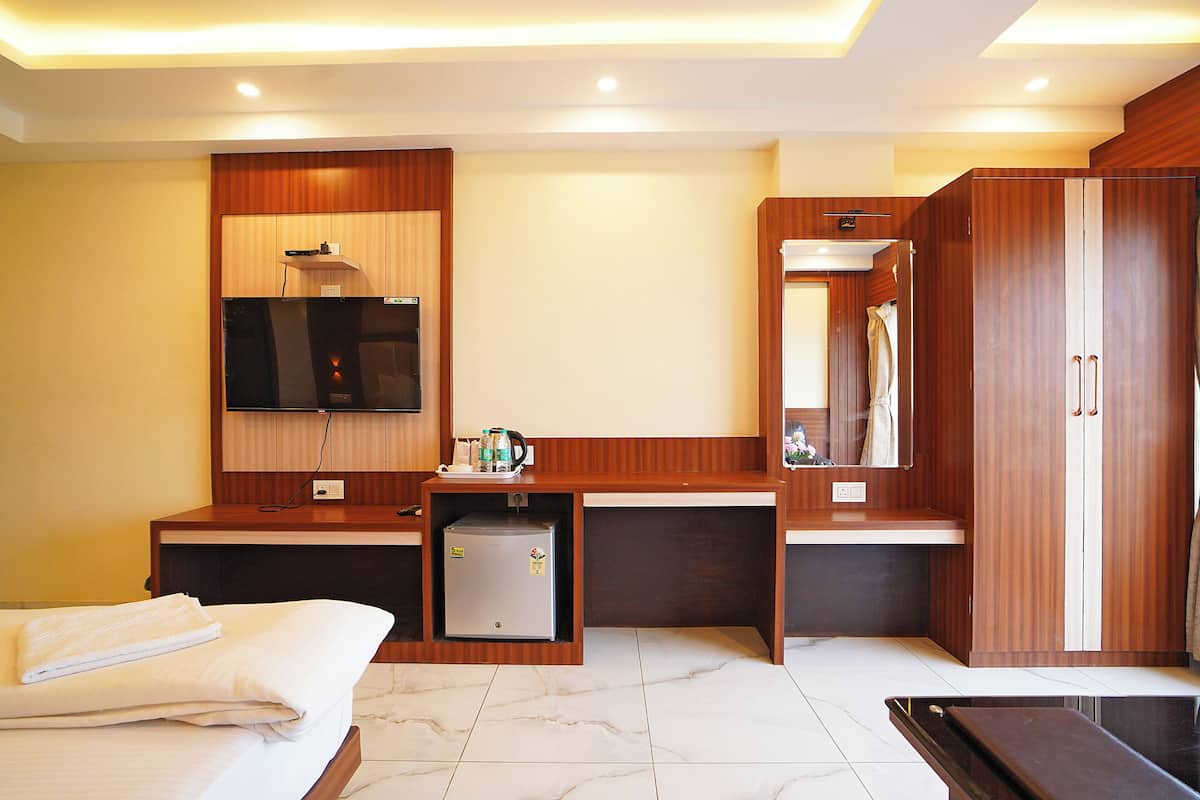 Premium Double Room | Desk, laptop workspace, free WiFi