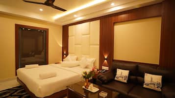 Habitación Deluxe doble, balcón | Escritorio, espacio para trabajar con un portátil, cortinas opacas