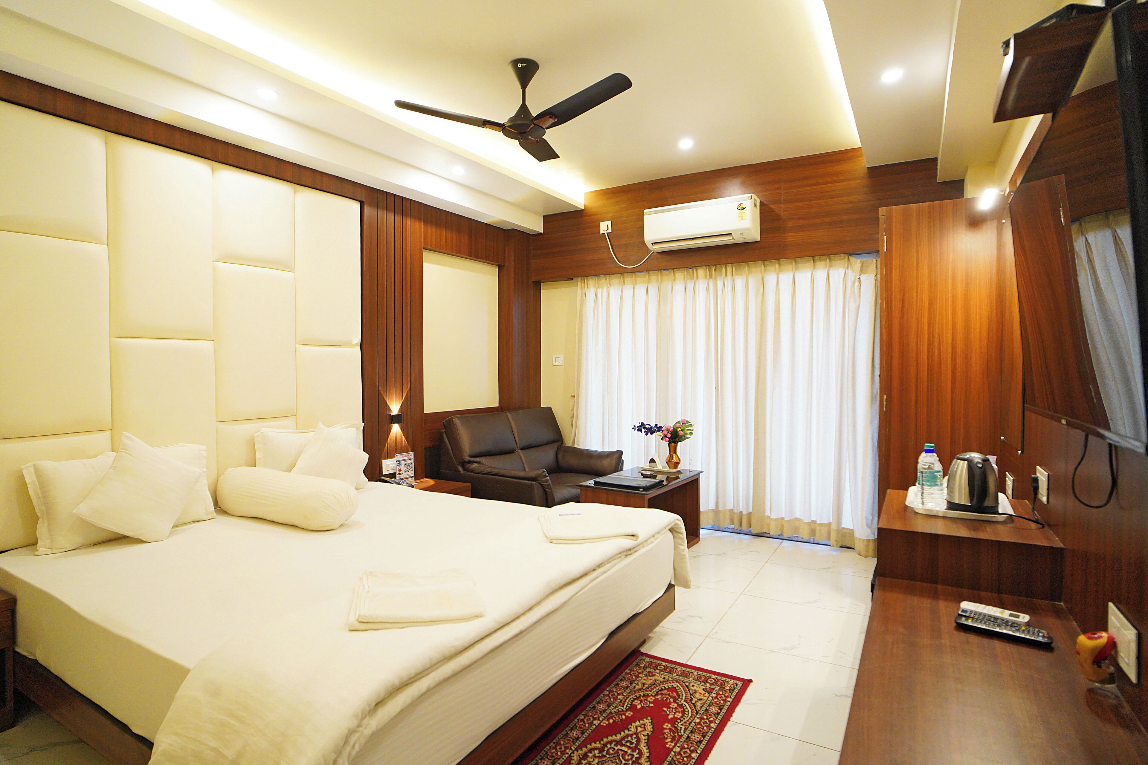 Elite Room | Desk, laptop workspace, free WiFi