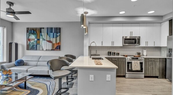 Fridge, microwave, oven, dishwasher - The Charming Haven - Nashville (Nashville)