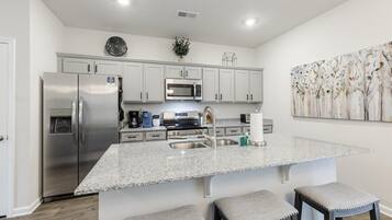 Refrigerador, microondas, horno y parrilla de estufa