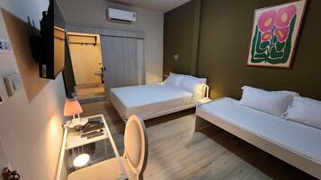 Standaard driepersoonskamer | Verduisterende gordijnen, geluiddichte muren, gratis wifi