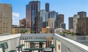 Outdoor dining - Prime Seattle Condo - Walk to Everything! Capitol Hill, Pike Place, downtown… (Seattle)