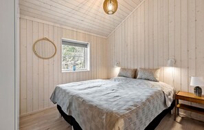 3 bedrooms, travel crib, free WiFi - Lovely home in Nexø with sauna (Nexø)