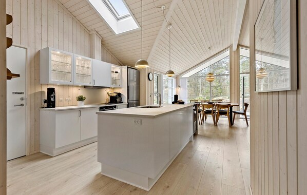 Frigorífico, lavavajillas y cafetera o tetera