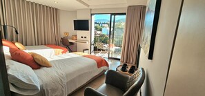 Chambre Familiale avec lits jumeaux, balcon, vue ville