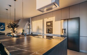 Réfrigérateur, four, plaque de cuisson, lave-vaisselle