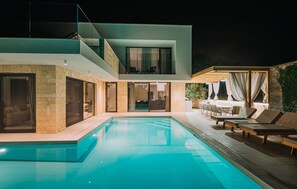 Een verwarmd zwembad