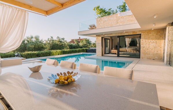 Een verwarmd zwembad