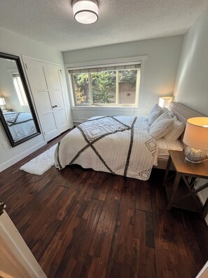 Room - Chic 1-bedroom condo in the heart of Seattle walking distance to everything! (Seattle)
