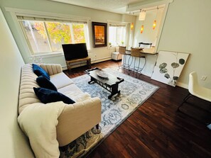 Living area - Chic 1-bedroom condo in the heart of Seattle walking distance to everything! (Seattle)