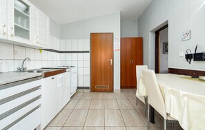 Fridge, stovetop, coffee/tea maker