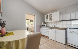 Fridge, stovetop, coffee/tea maker