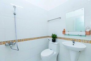 Standard-huone, 1 suuri parisänky | Kylpyhuone | Suihku, ilmaiset hygieniatuotteet, hiustenkuivaaja, tohvelit