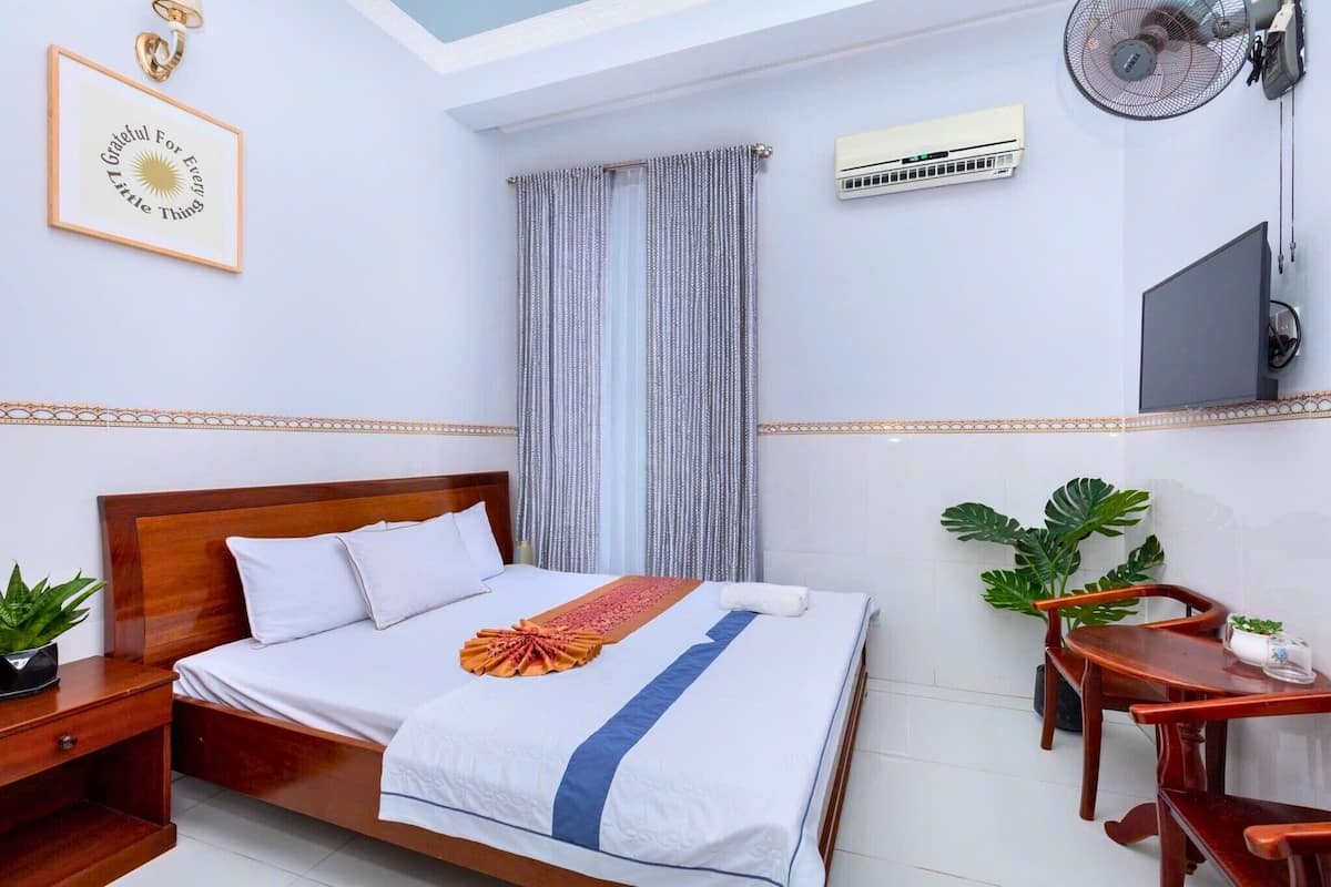Standard Room, 1 King Bed | Free WiFi, bed sheets, wheelchair access