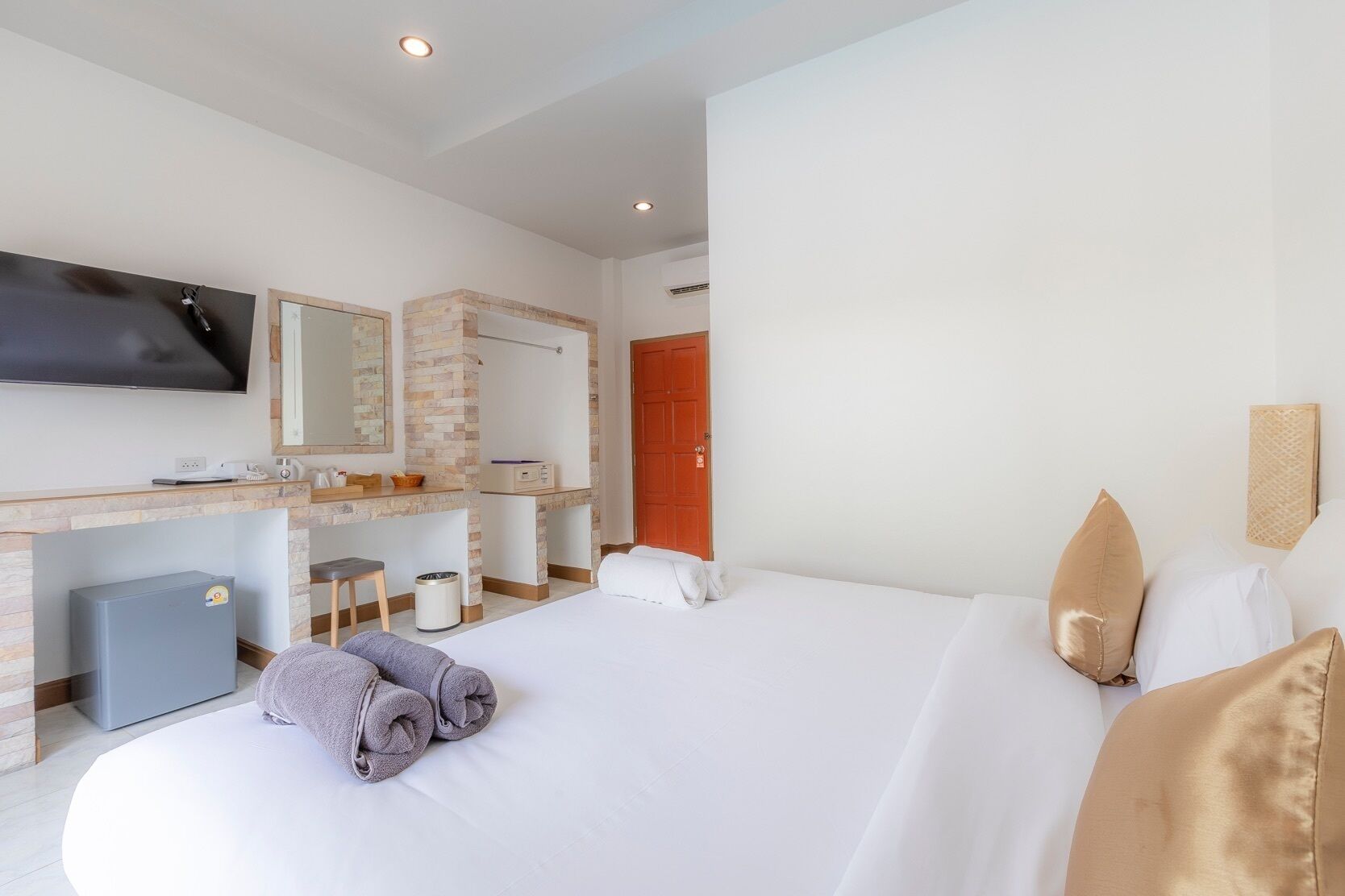 Une chambre d’hôtel avec un lit, un bureau, une télévision et une salle de bain.
