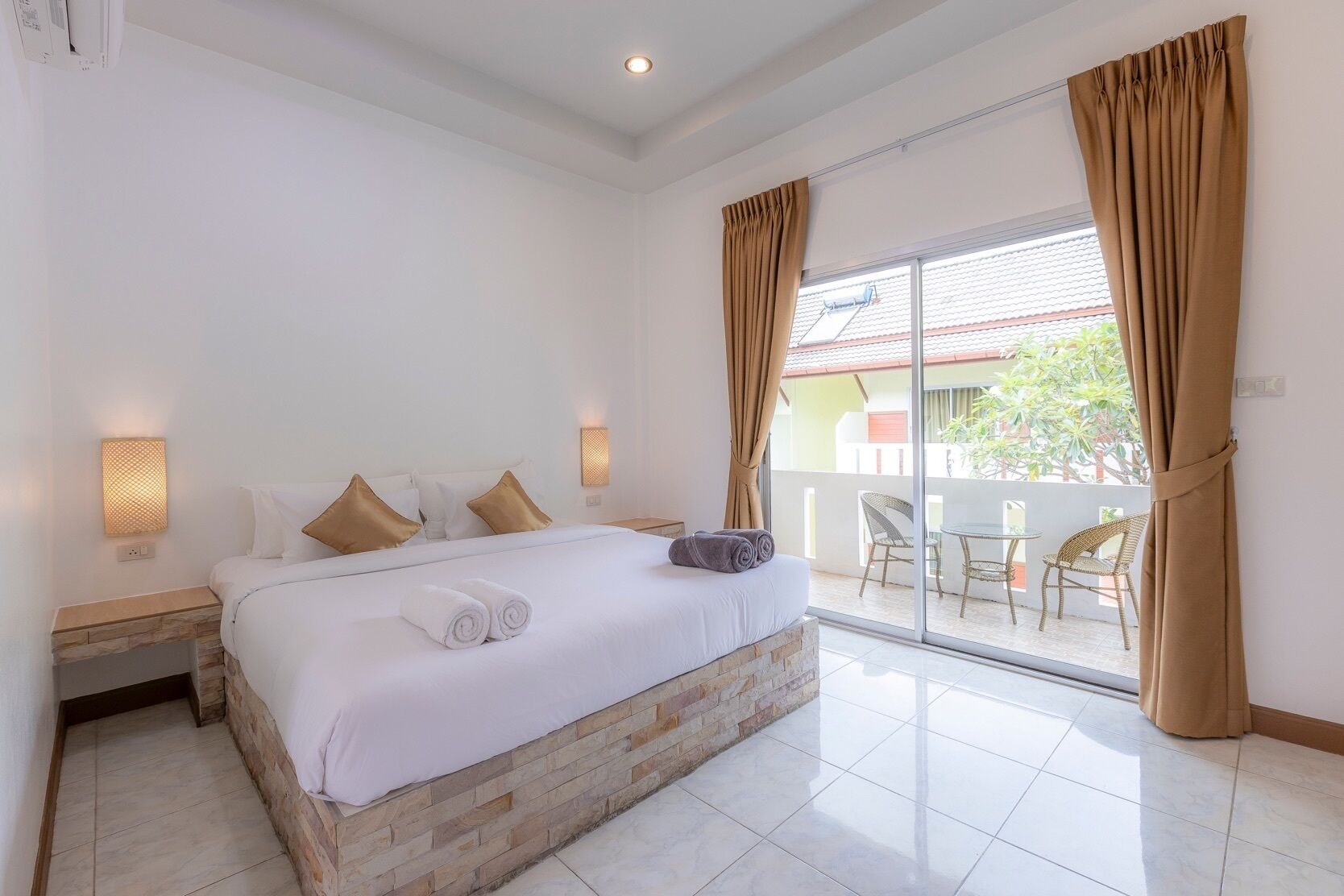 Caja de seguridad en la habitación y escritorio 