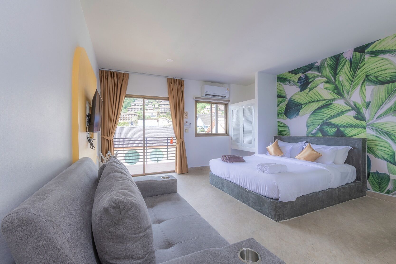 三人房, 露台, 山景 | 房內夾萬、書桌、手提電腦工作空間、遮光窗簾/窗簾