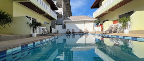 Estudio, balcón, vista a la alberca | Terraza o patio