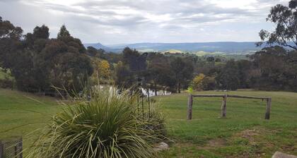 'Rare Retreat', enjoy the stunning views, great hiking, or cycling @Lake Eildon