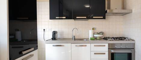 Jääkaappi, mikroaaltouuni, keittoastiat/astiat/ruokailuvälineet