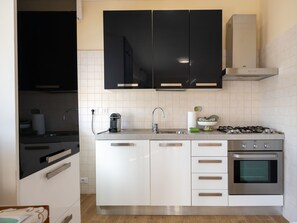 Frigorífico, microondas y utensilios de cocina