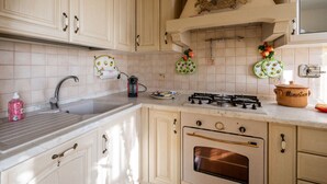 Refrigerador, microondas y utensilios de cocina 
