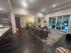 Smart TV, fireplace, books, stereo - Forest house with hot tub, fire pit and heated deck. Sleeps 8 (Issaquah)